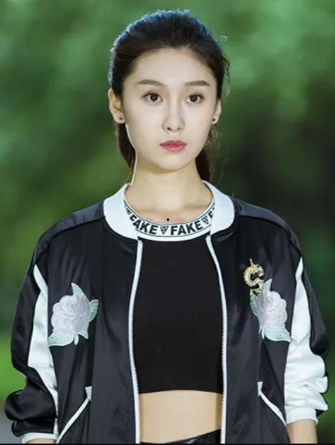 尹秀的照片,光影中的魅力瞬间